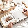 Hyggartn Babyalbum „Mein erstes Jahr" – 84 Seiten, mit Stickern, 21×21 cm
